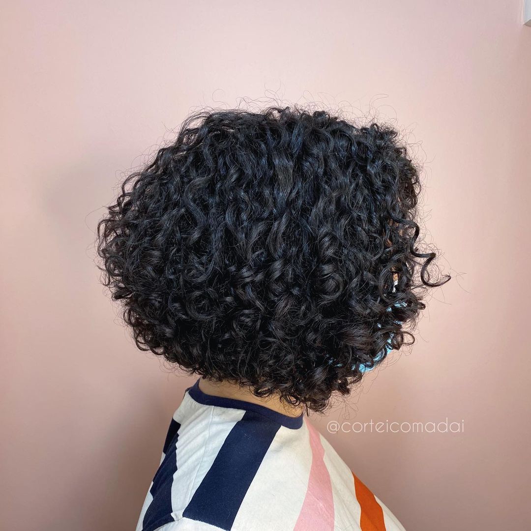 Corte em camadas valoriza o cabelo cacheado: saiba tudo sobre ele