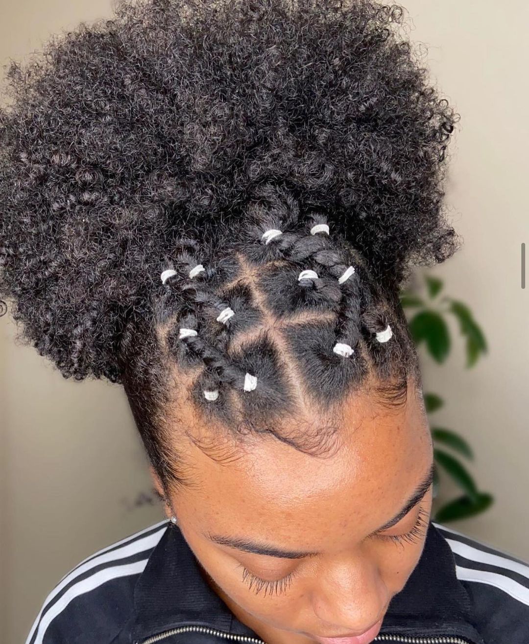 30 penteados para cabelo crespo curto para festas ou dia a dia