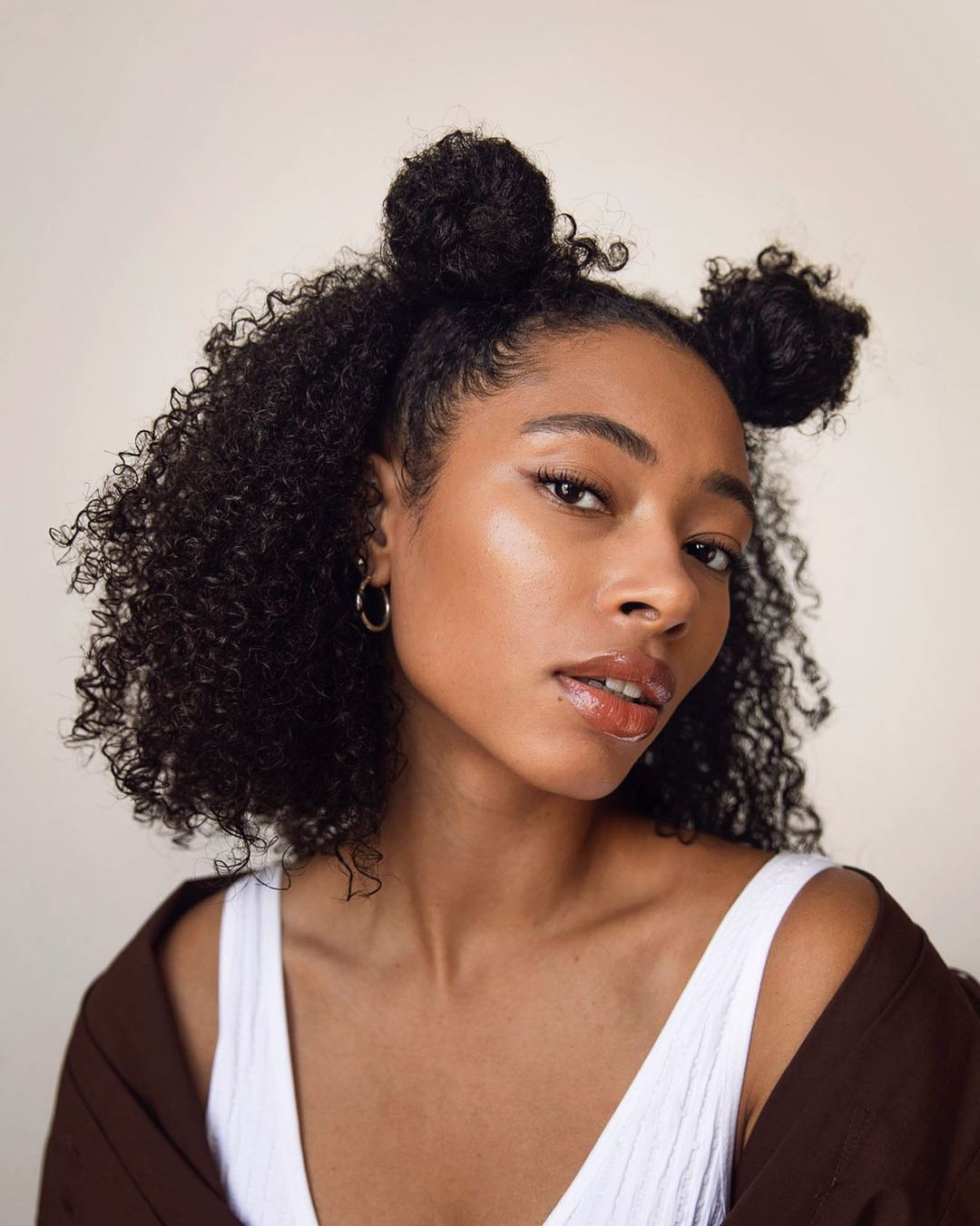 30 penteados para cabelo crespo curto para festas ou dia a dia