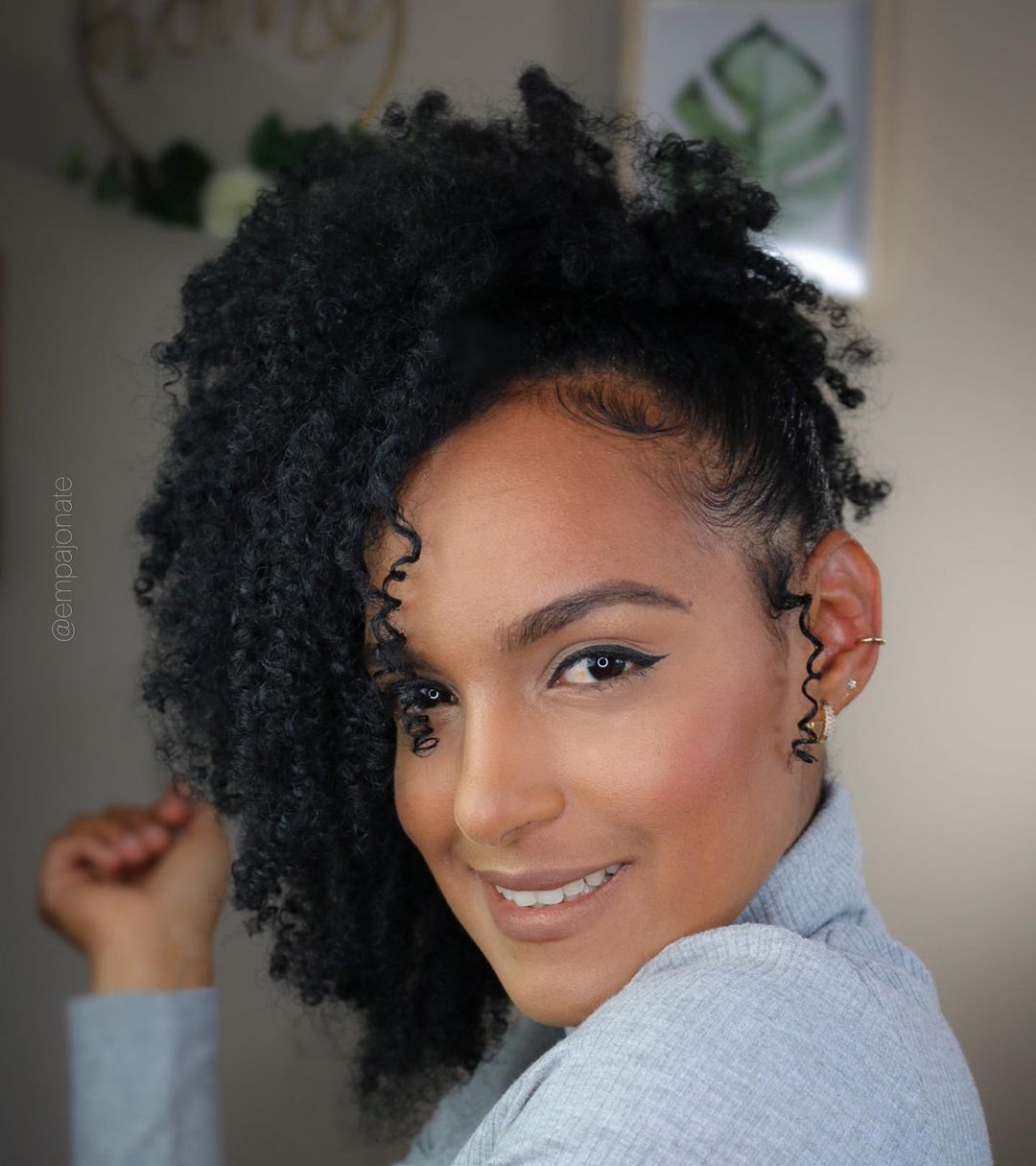 30 penteados para cabelo crespo curto para festas ou dia a dia