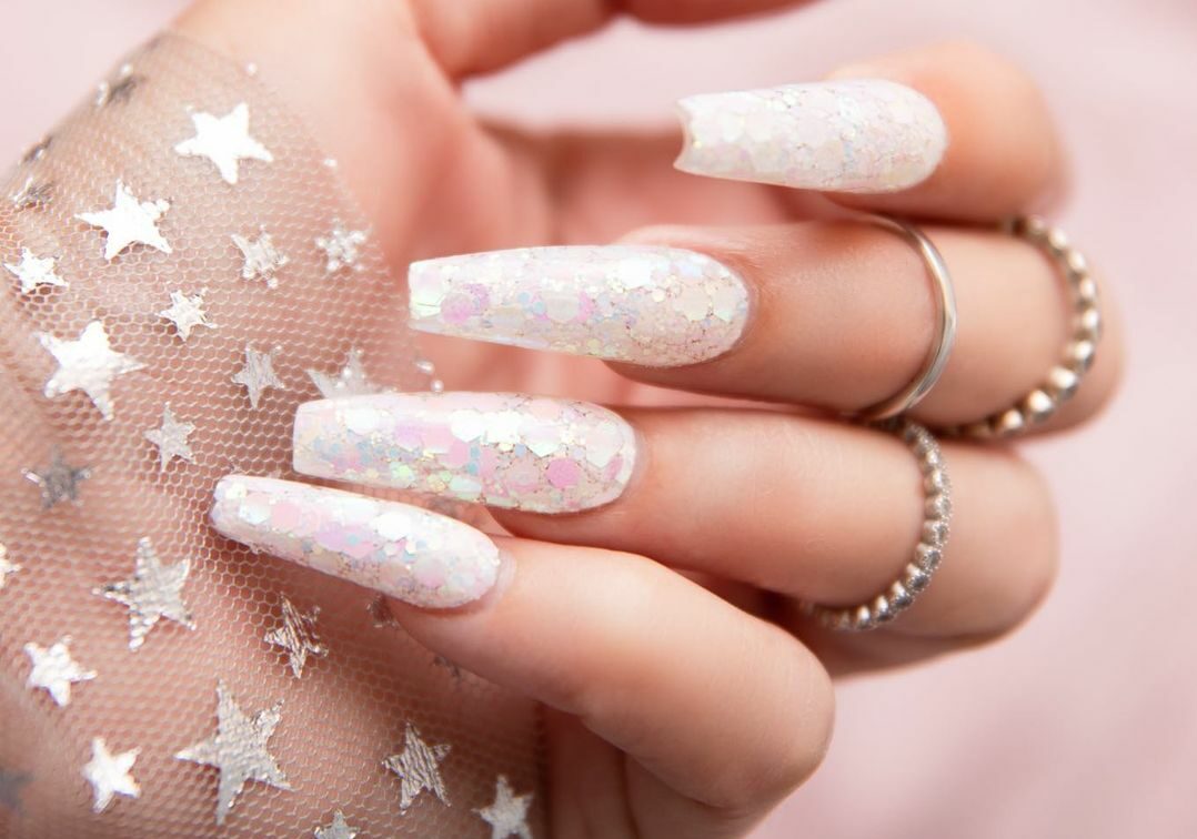 unhas brancas com glitter
