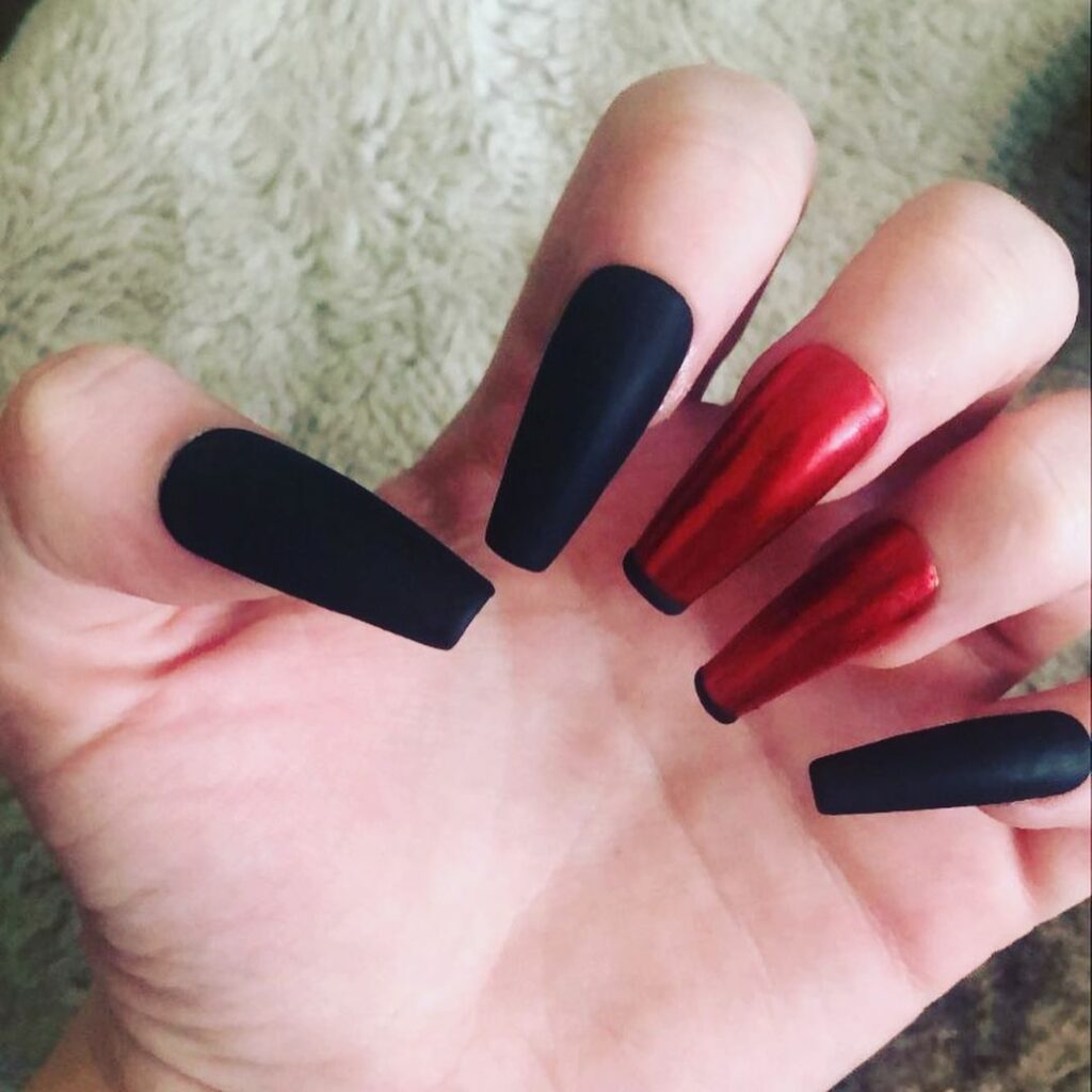 unhas vermelhas com preto