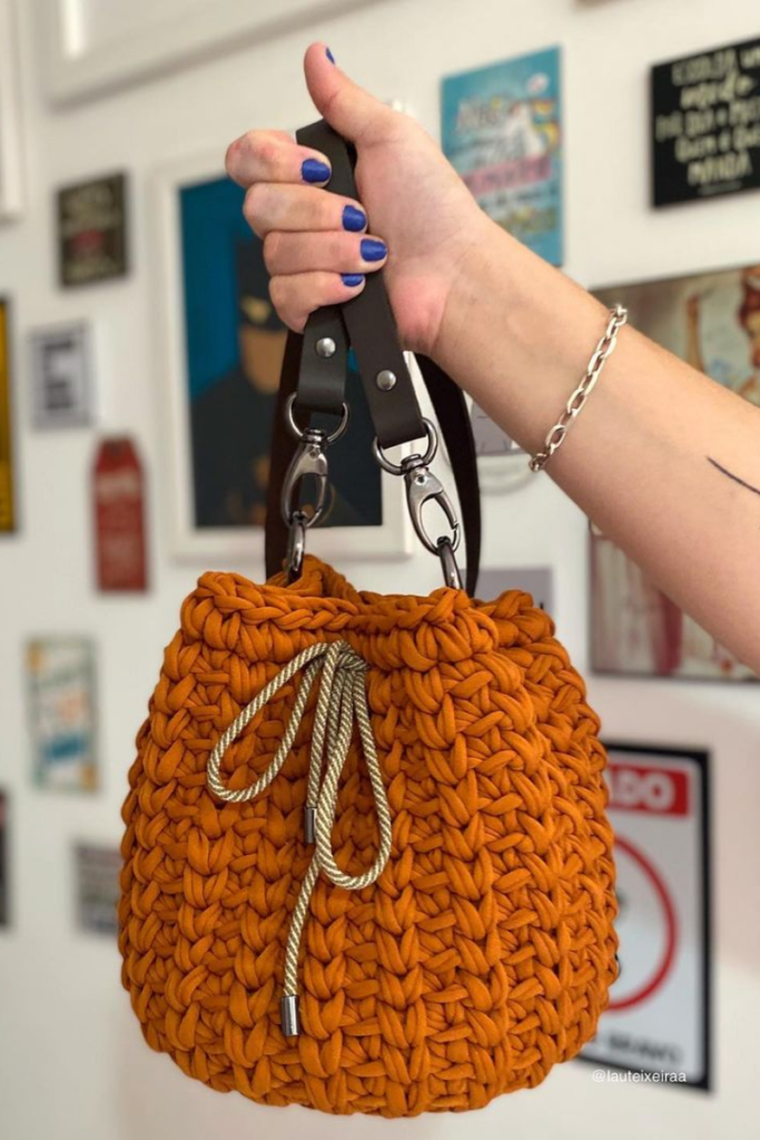 Como usar bolsa de crochê: adicione o acessório nos seus looks