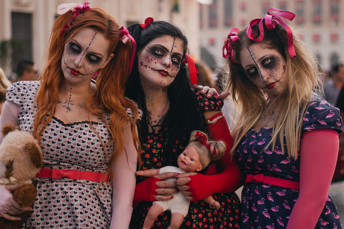 mulheres com maquiagem e fantasia de halloween