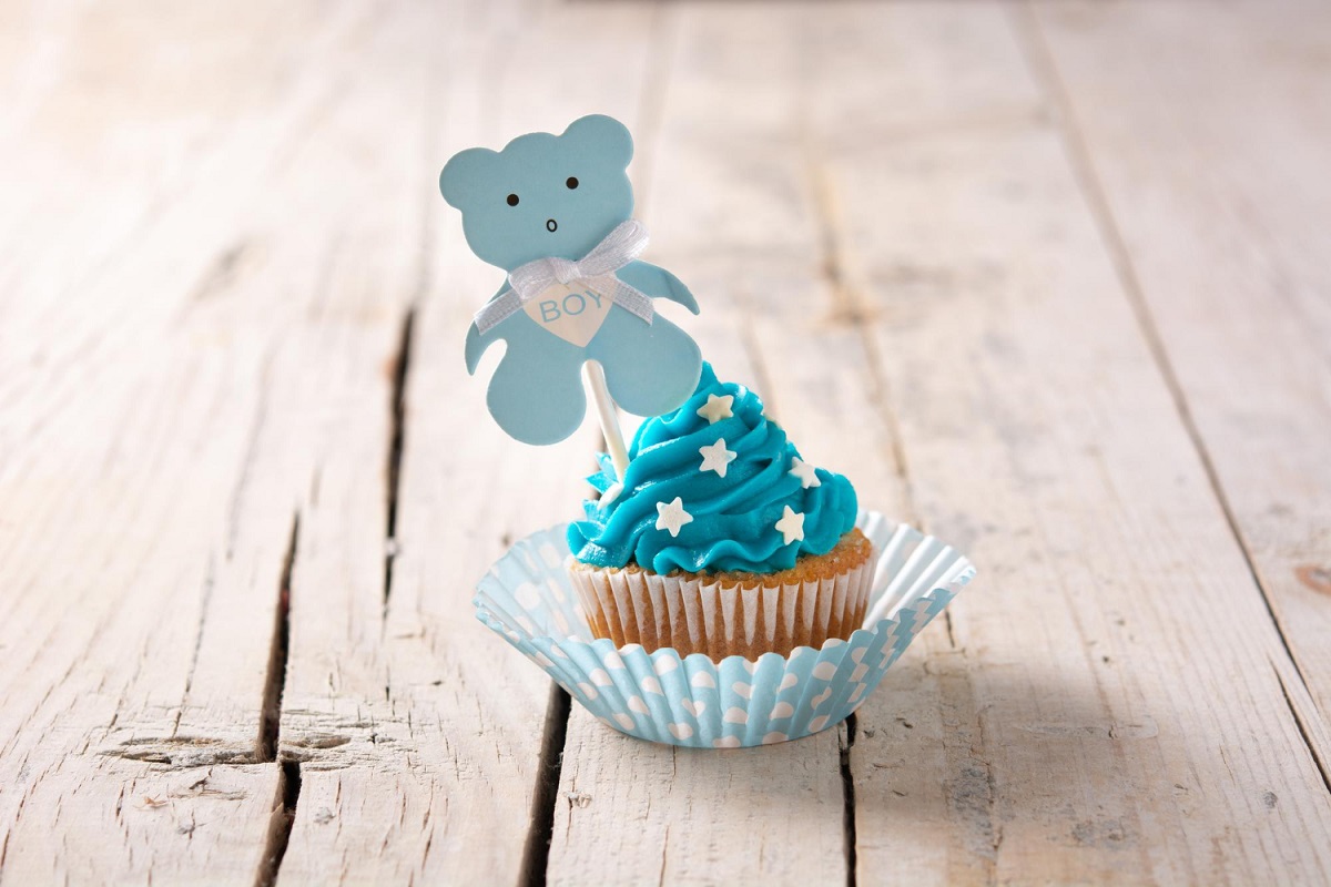 cupcake enfeitado na cor azul com um ursinho azul escrito boy
