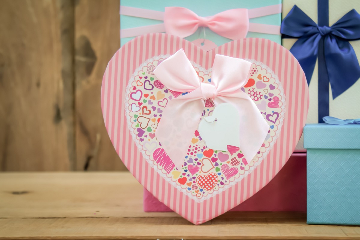 caixa rosa em formato de coração com laço rosa
