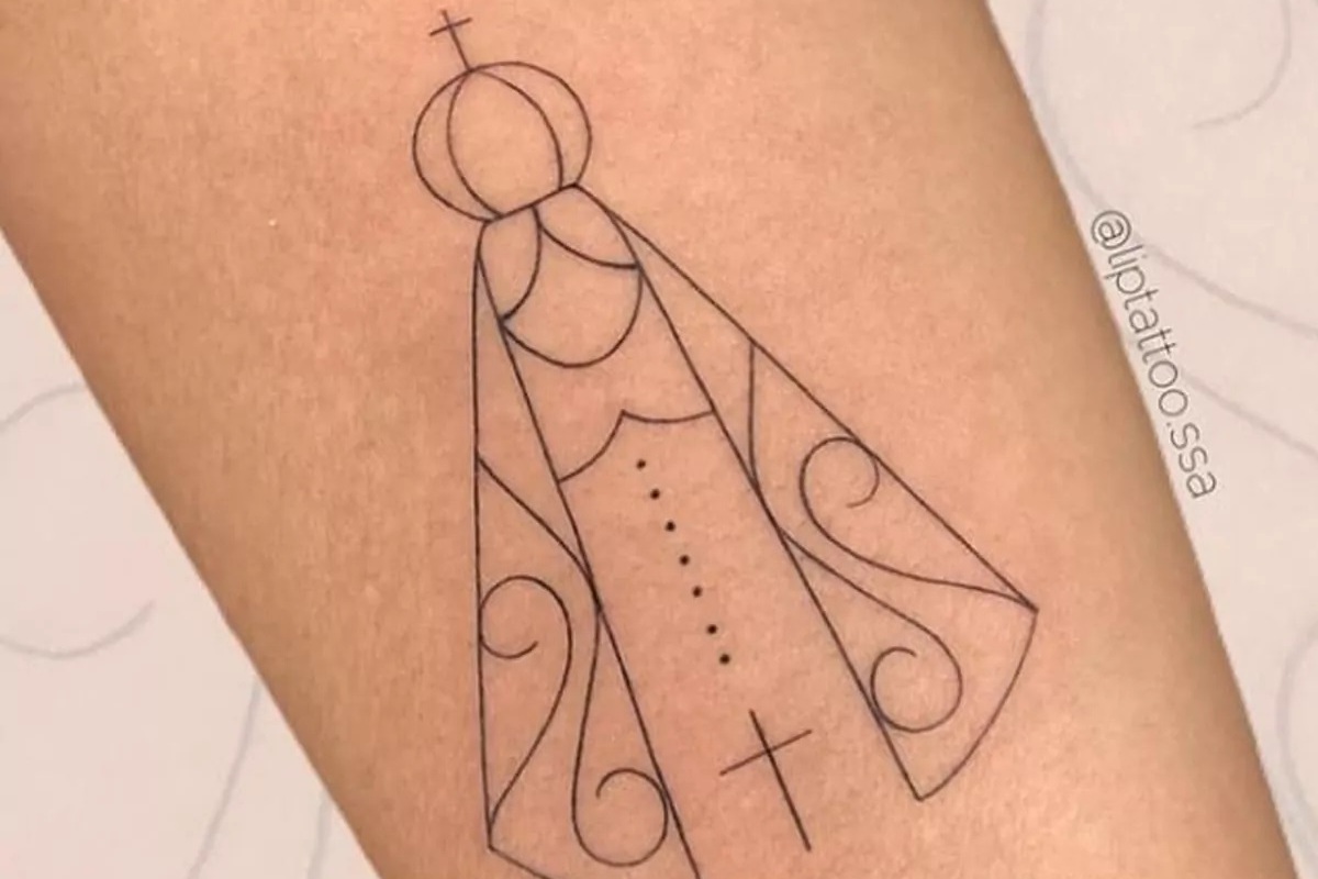 Imagem de uma antibraço com uma tatuagem de Nossa Senhora Aparecida apenas com os traços