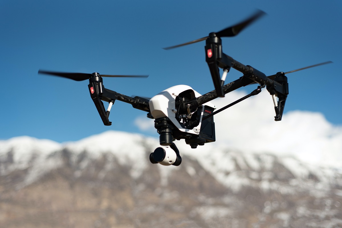 drone preto e branco voando