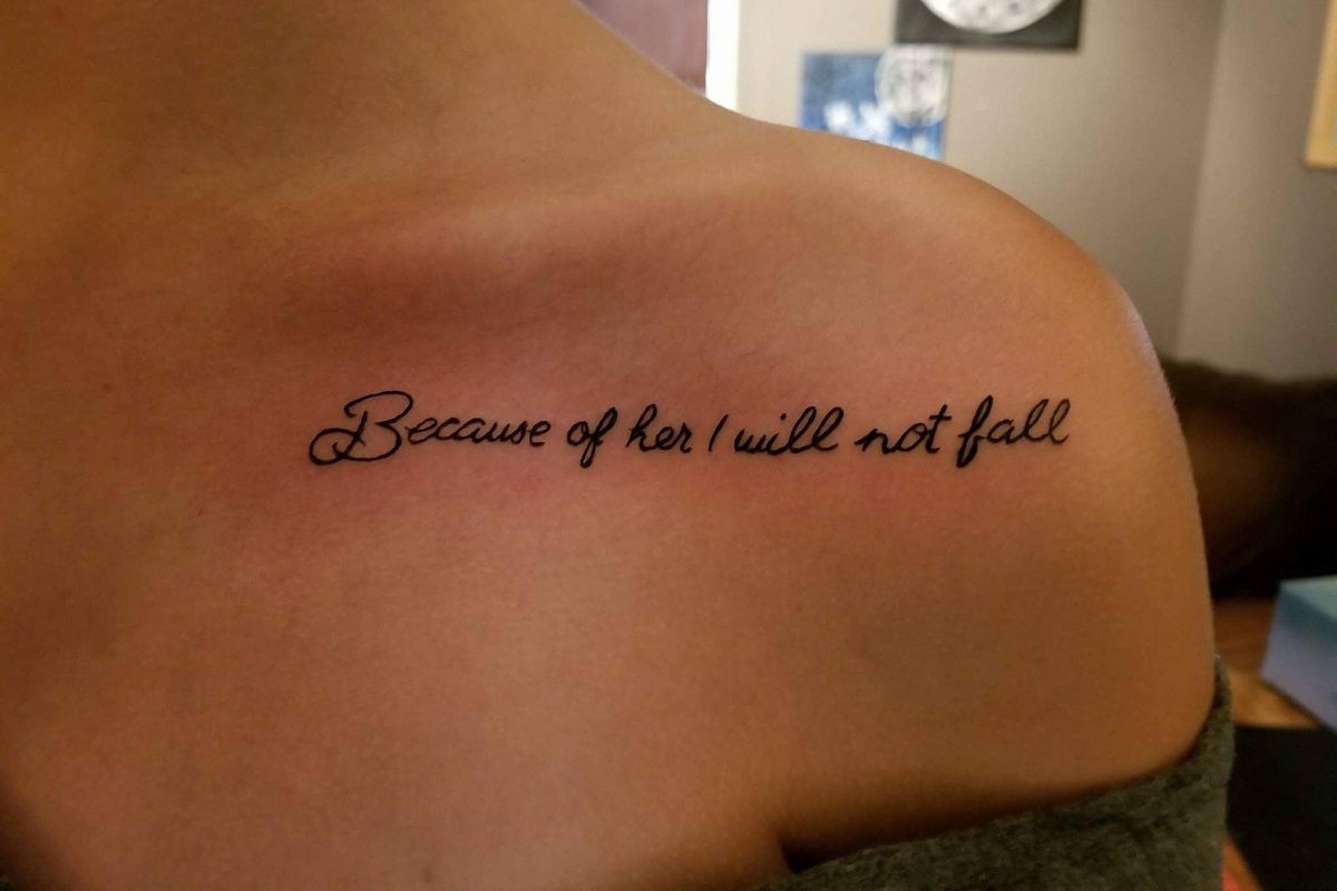 Mulher com frase tatuada no ombro