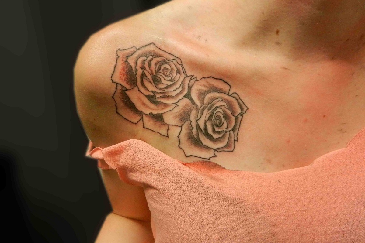 Tatuagem de flores no ombro de mulher