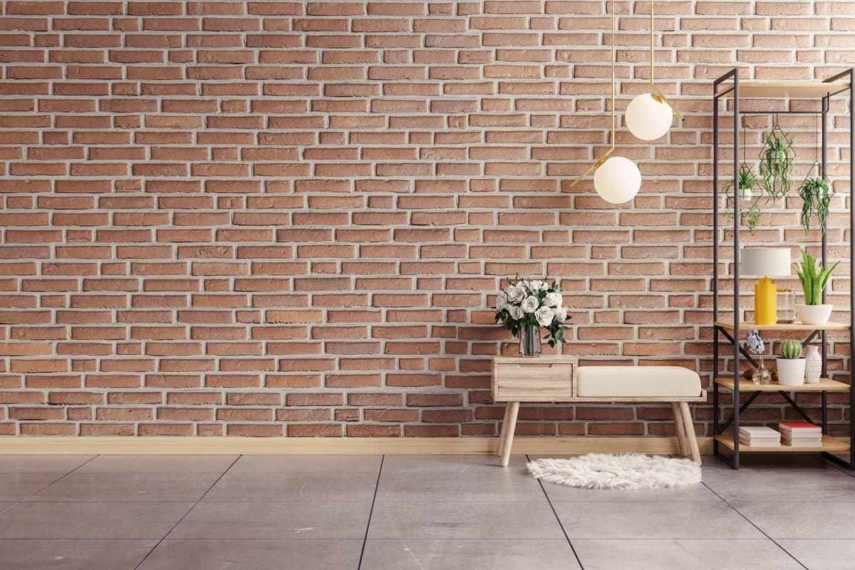 sala com papel de parede simulando tijolos