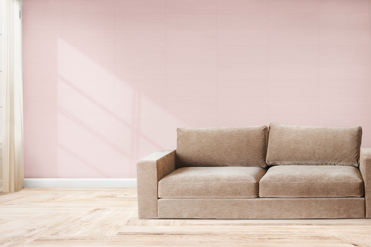 sala com sofá marrom e papel de parede rosa