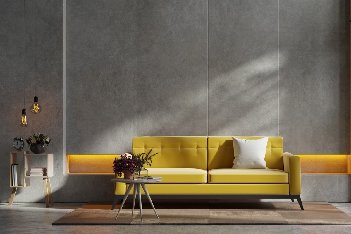 papel de parede cinza harmonizando com um sofá amarelo