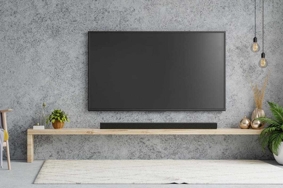 painel de TV em uma parede com papel de parede cinza