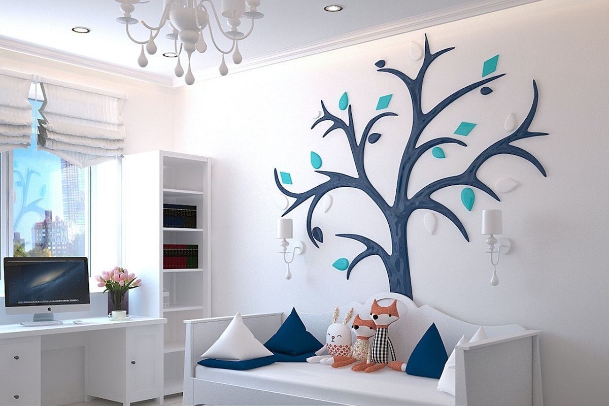 quarto em tons de branco, decorado com uma árvore desenhada na parede