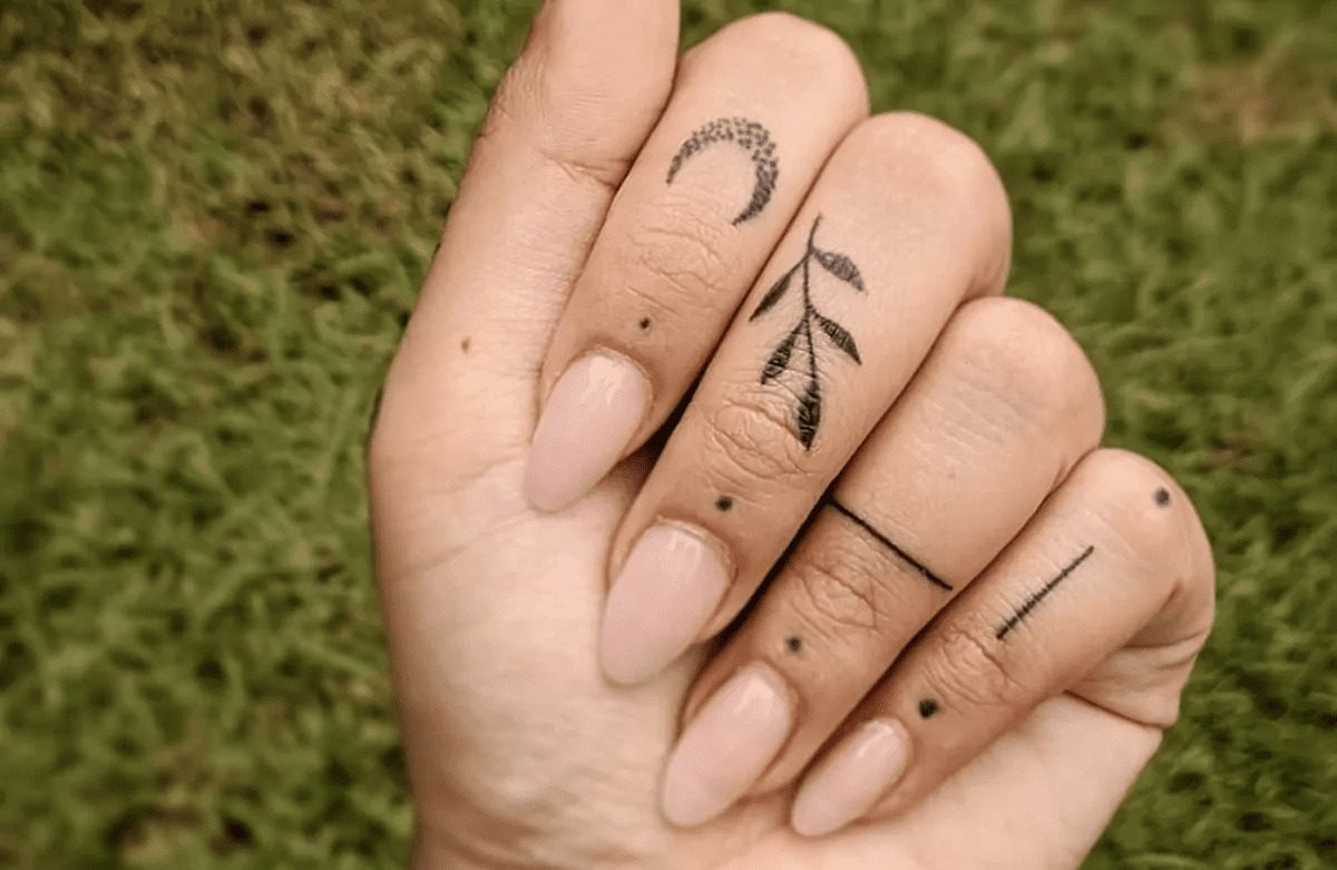 mulher com tatuagens nos dedos