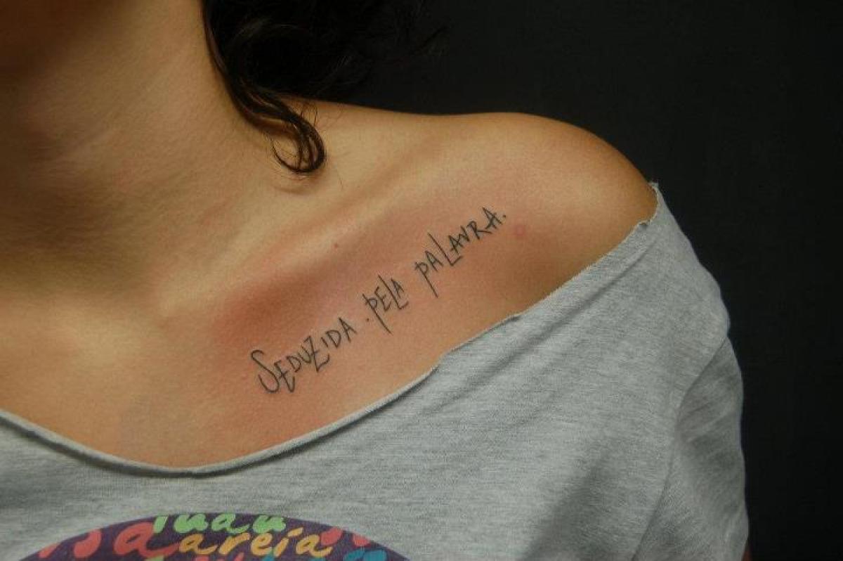 mulher com tatuagem no ombro