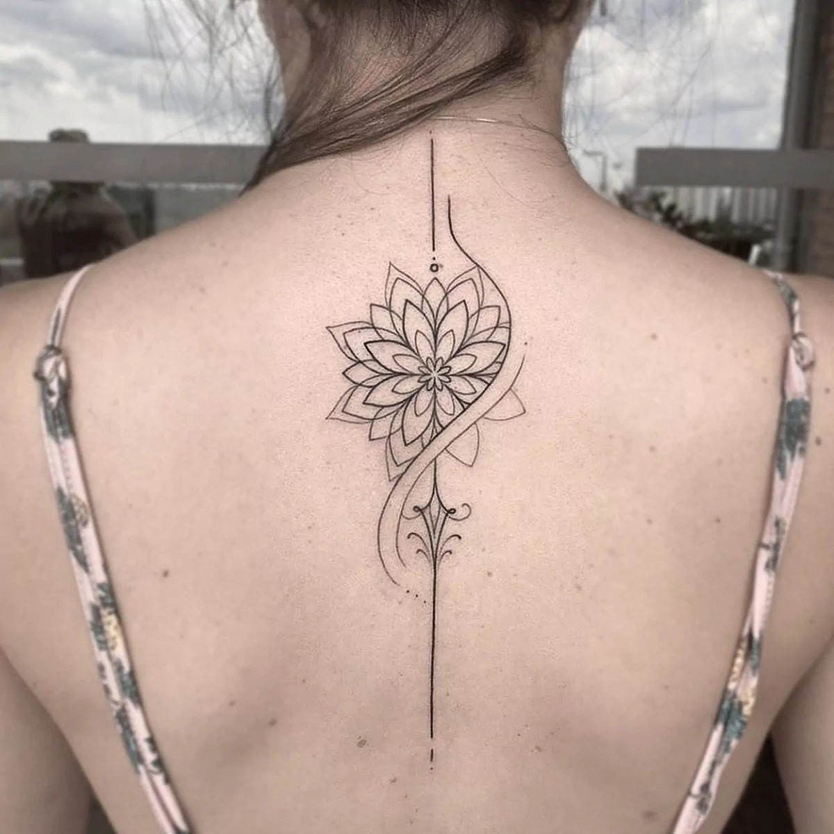 mulher com tatuagem de mandala nas costas