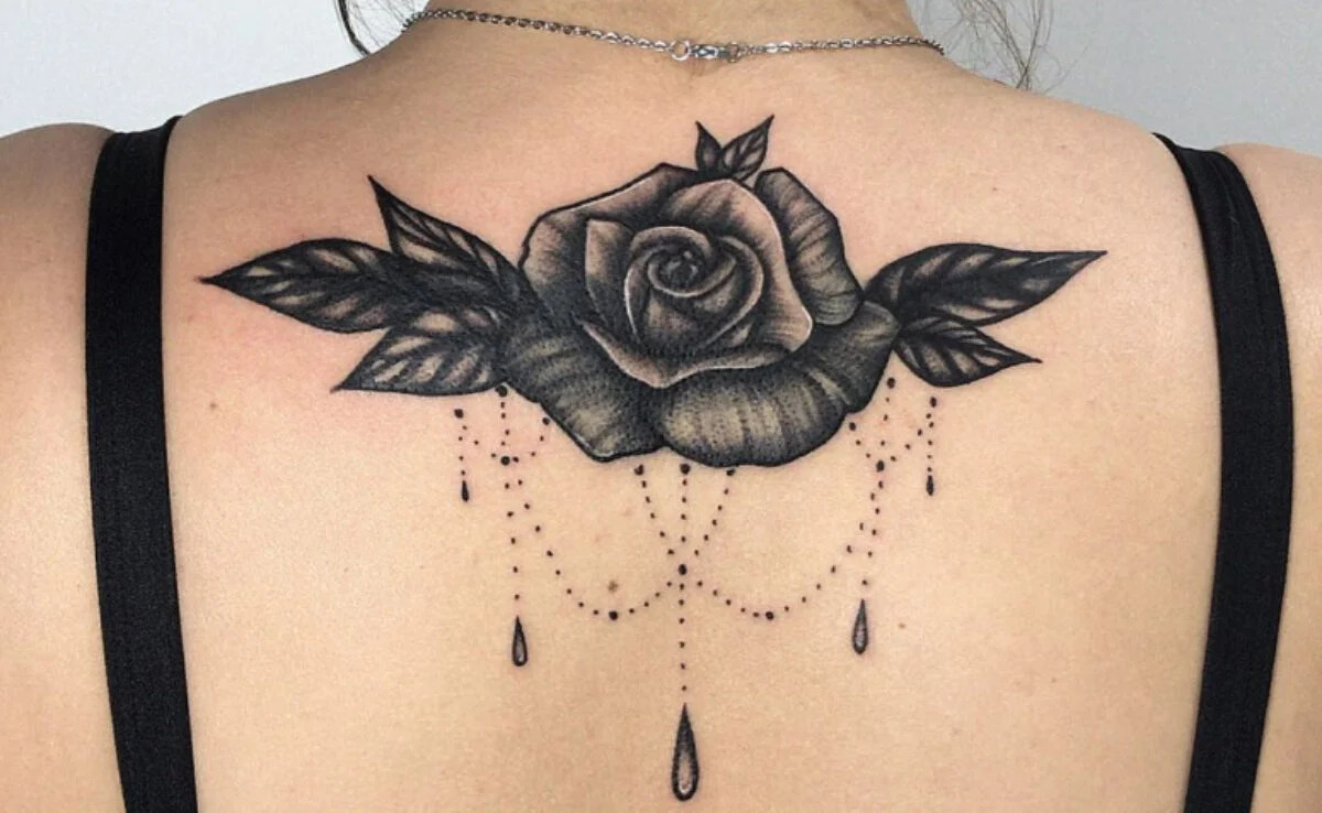 mulher com tatuagem de flor nas costas