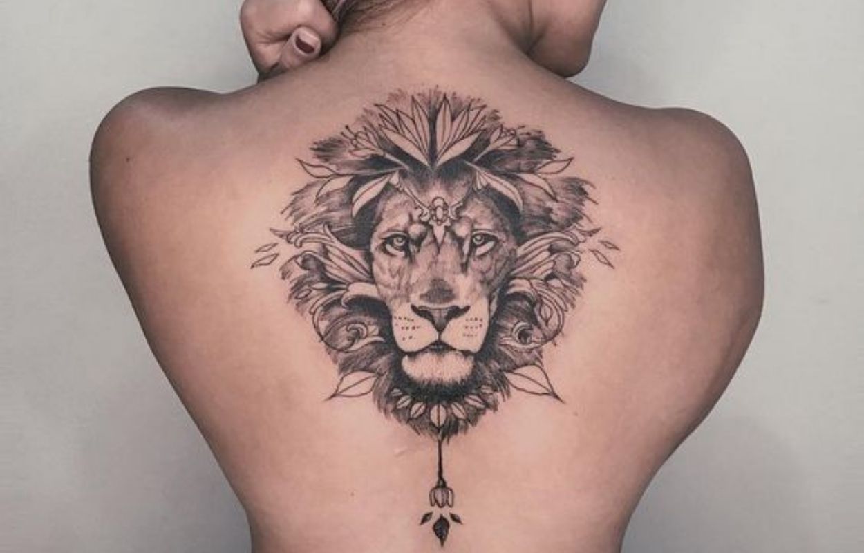 Tatuagem de leão nas costas