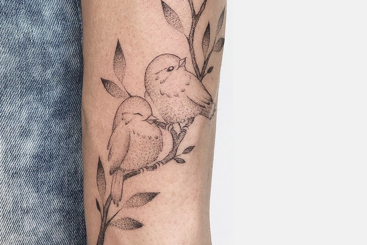 tatuagem de pássaros no galho
