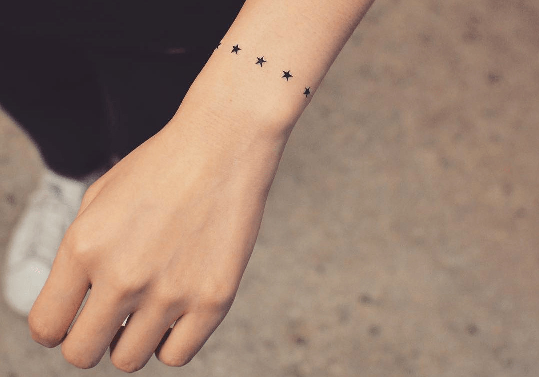 tatuagem de estrelas em volta do antebraço