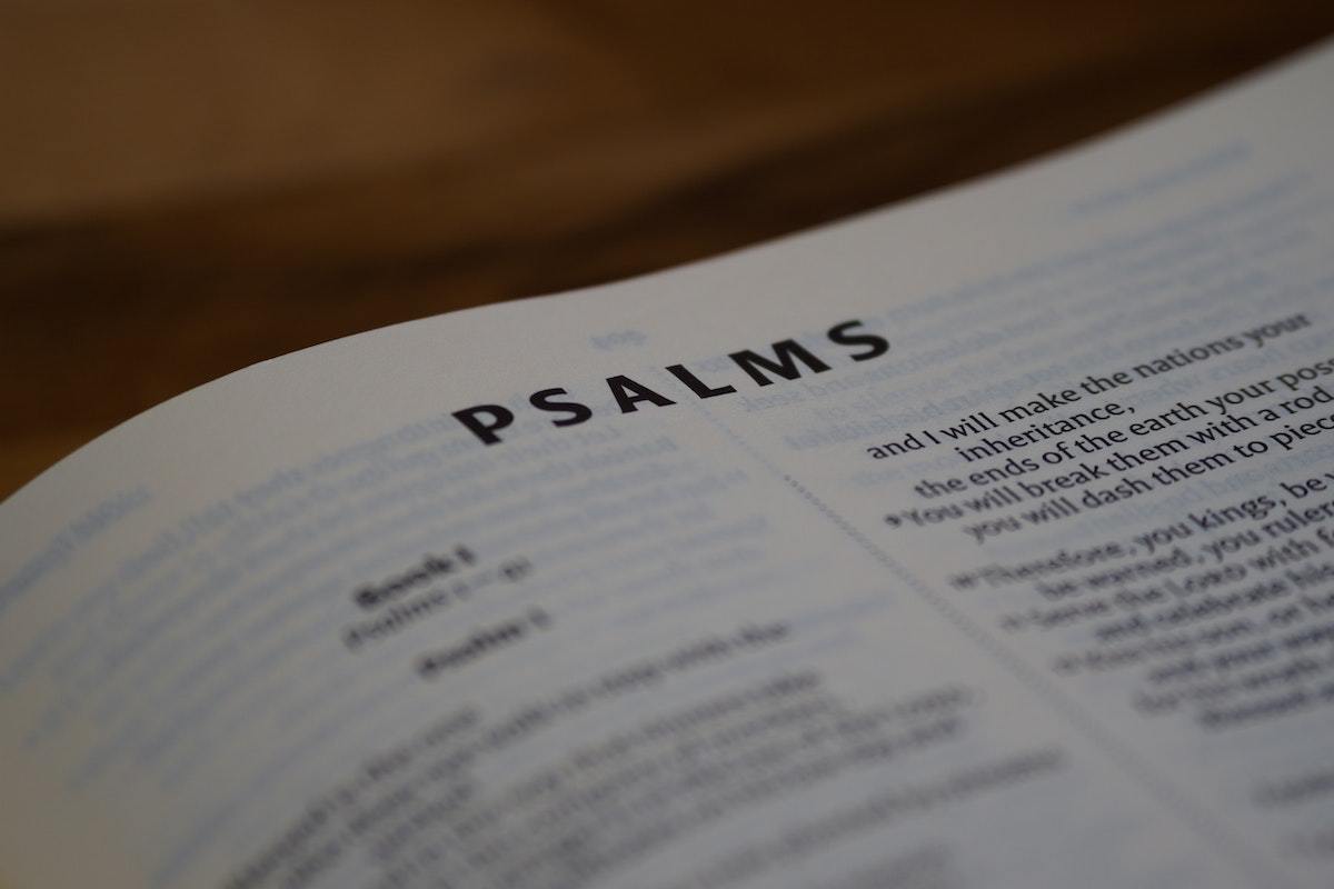 Bíblia com página aberta no livro dos Salmos 1 escrito em inglês