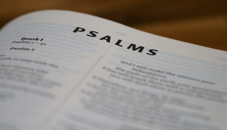 Livro sagrado cristão com página aberta no livro dos Salmos 1 escrito em inglês
