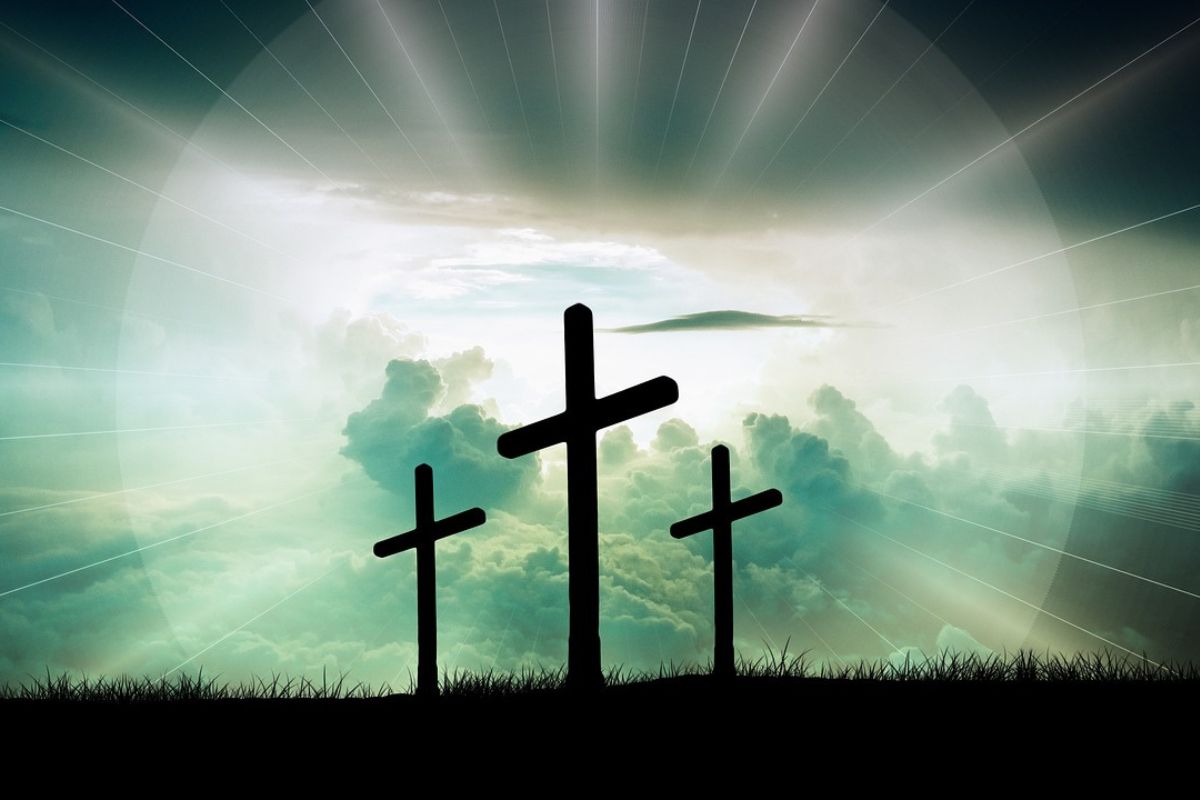 Salmos 126: A imagem mostra três cruzes e ao fundo uma imagem representando o céu. 