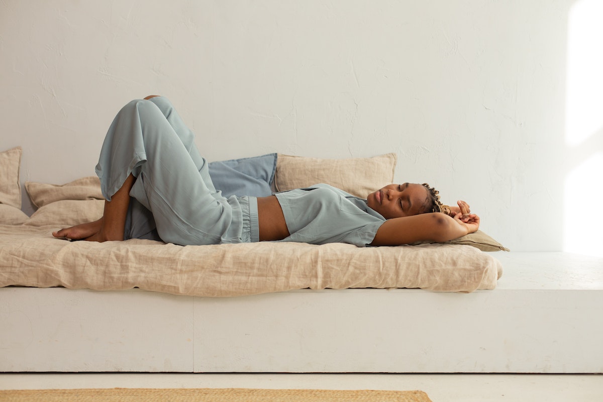 Lougewear: A imagem mostra uma mulher deitada com roupas leves. 