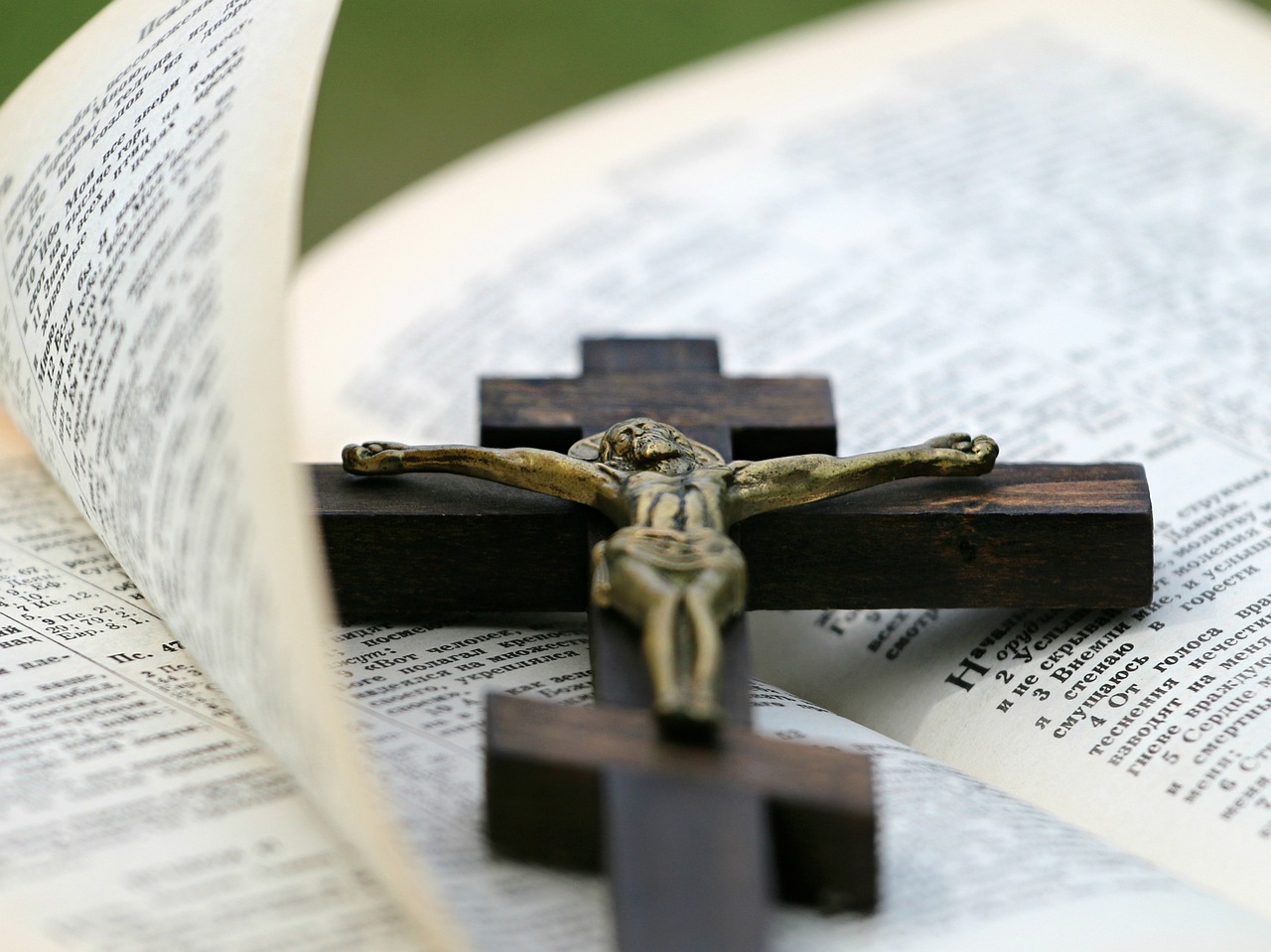 Salmos 139: A imagem mostra um crucifixo de madeira sobre uma Bíblia. 