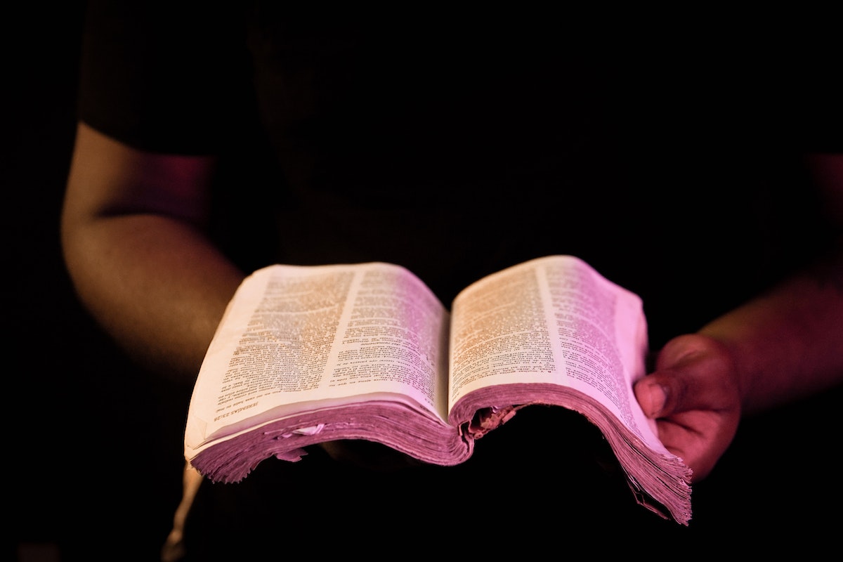 Salmos 34: A imagem mostra uma pessoa segurando uma Bíblia