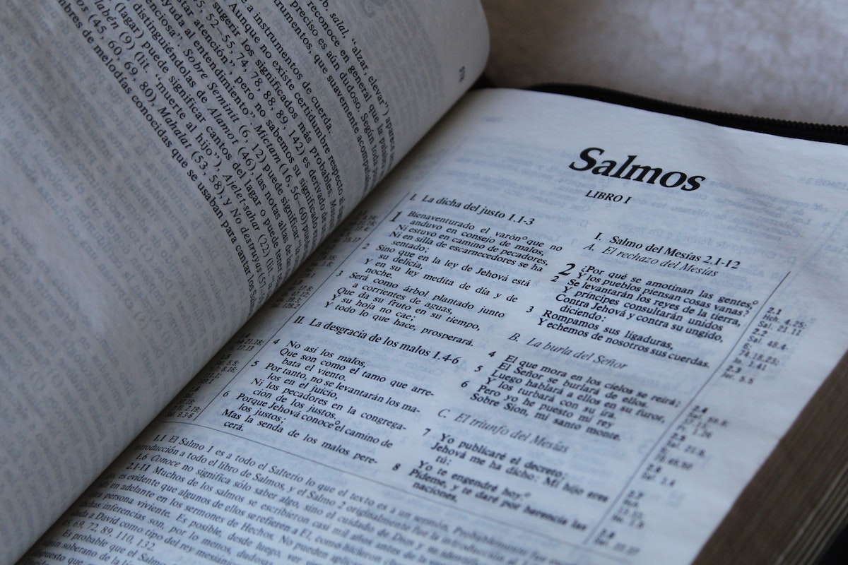 Salmos 34: A imagem mostra uma Bíblia aberta no livro de Salmos
