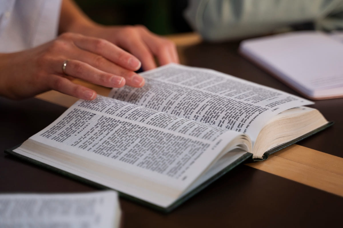 Salmos 66: A imagem mostra uma pessoa estudando a Bíblia. 