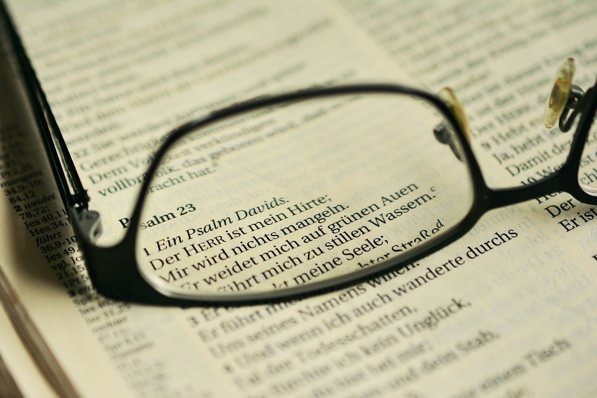 Salmos de esperança: A imagem mostra parte de óculos sobre uma Bíblia. 