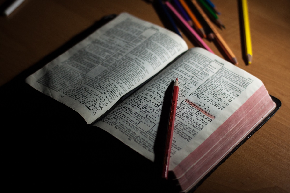 Salmos de esperança: A imagem apresenta uma caneta sobre uma Bíblia