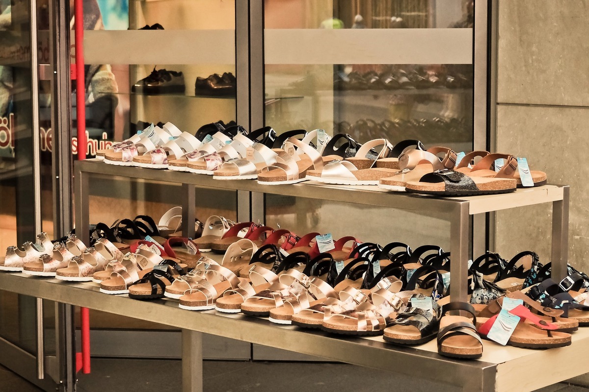 Sapatos femininos: A imagem mostra diversos sapatos em uma prateleira de uma loja