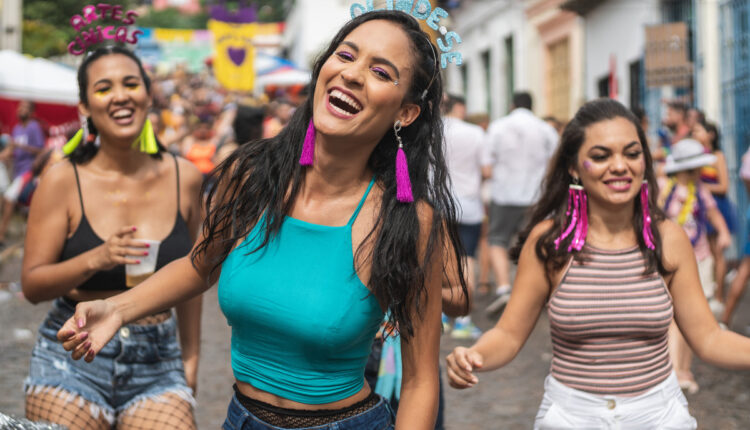 mulheres felizes e frases de carnaval para curtir a folia