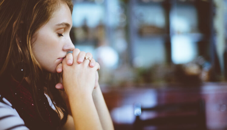 Mulher em oração durante a Quaresma
