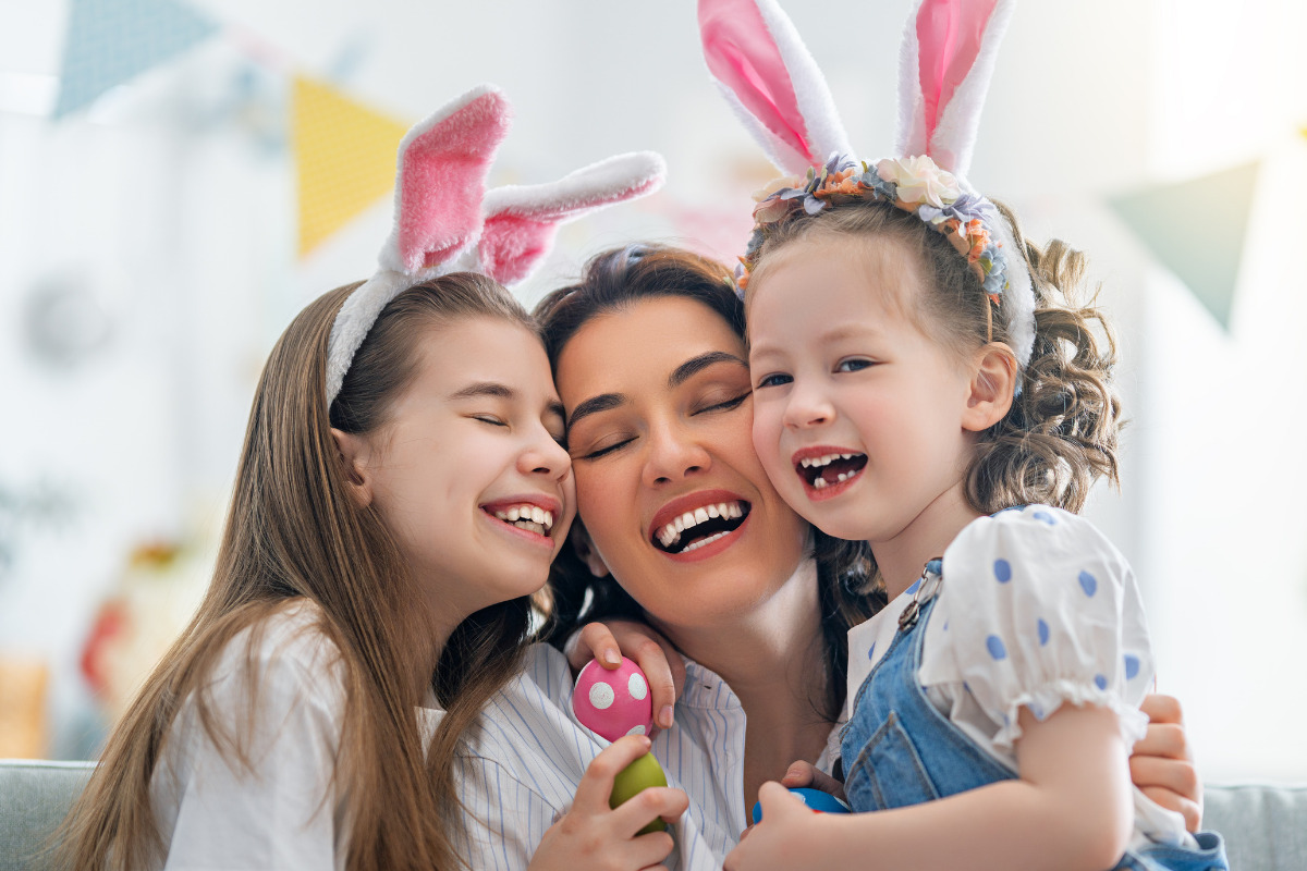 Mãe e filhas felizes e celebrando com frases de Páscoa