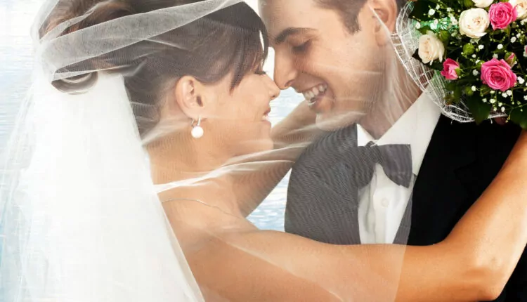 Casal feliz durante casamento; veja quais as maiores superstições dessa festa