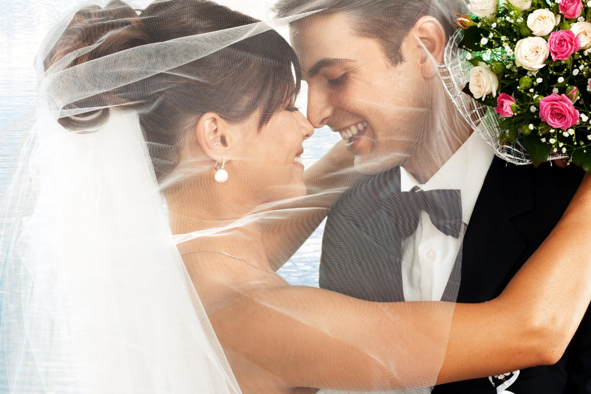 Casal feliz durante casamento; veja quais as maiores superstições dessa festa