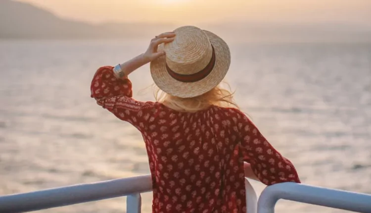 imagem mostra mulher de costas no pôr do sol