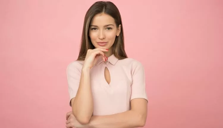 imagem mostra mulher posando para foto