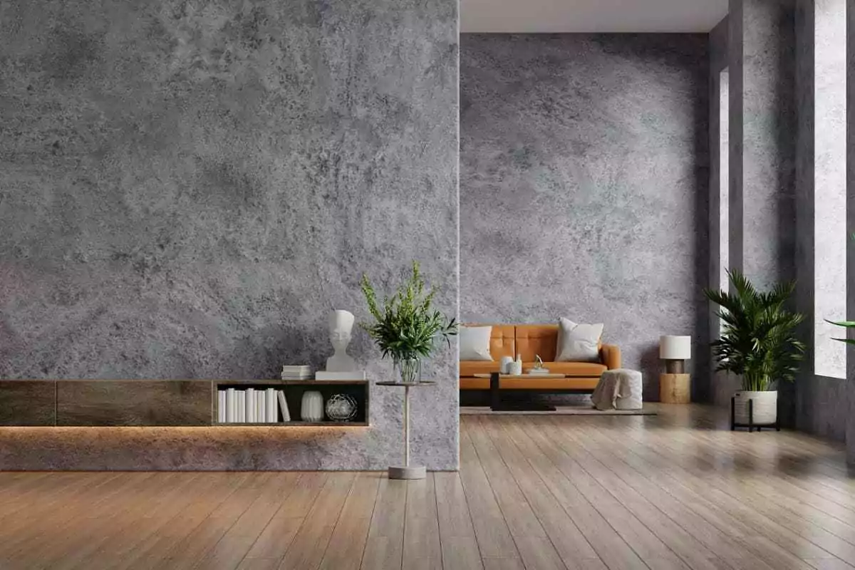 sala com sofá laranja e um papel de parede cinza
