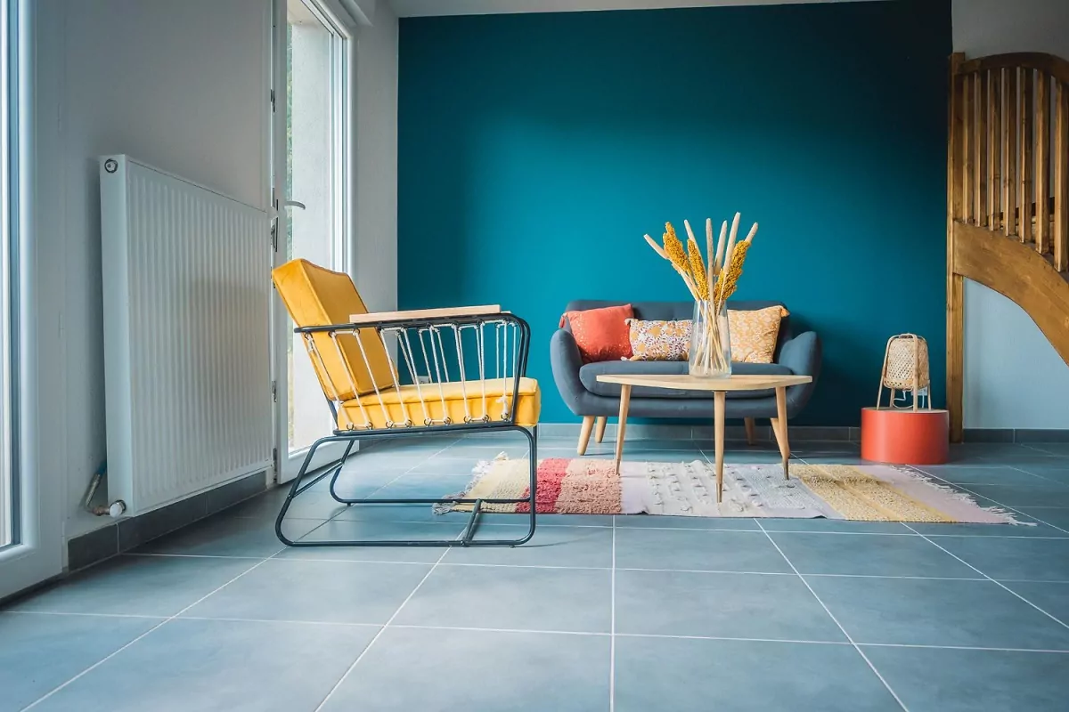 sala com poltrona amarela e papel de parede azul