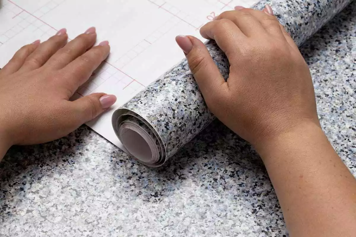 mulher segurando um papel de parede em rolo